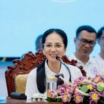 លោកជំទាវបណ្ឌិត ពេជ ចន្ទមុន្នី ហ៊ុនម៉ាណែត ប្រធានកិត្តិយសនៃមូលនិធិគន្ធបុប្ផាកម្ពុជា អញ្ជើញសំណេះសំណាលជាមួយ គណៈប្រតិភូមូលនិធិគន្ធបុប្ផាស្វីស គណៈគ្រប់គ្រង លោកគ្រូពេទ្យ-អ្នកគ្រូពេទ្យ បុគ្គលិកនៃមន្ទីរពេទ្យគន្ធបុប្ផា និងសួរសុខទុក្ខអាណាព្យាបាលរួមជាមួយកុមារ ព្រមទាំងអញ្ជើញចូលរួមពិធីប្រគល់-ទទួលថវិកាបរិច្ចាគពីក្រុមហ៊ុន ជីប ម៉ុង ។